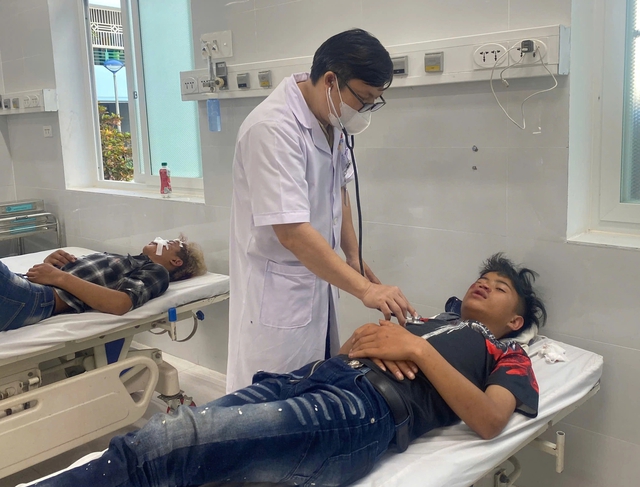  Va chạm 2 xe máy rạng sáng, 1 người tử vong, 4 người bị thương - Ảnh 1.