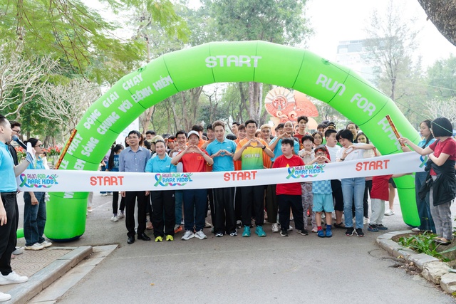 Các bác sĩ chạy 'Vì trẻ em sống chung với bệnh hiếm'- Ảnh 1.