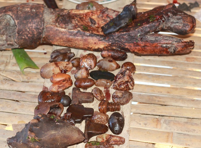 Vật thiêng của làng: Thần ngà voi của người Rơ Mâm- Ảnh 2. Vật thiêng của làng: Thần ngà voi của người Rơ Mâm- Ảnh 2.