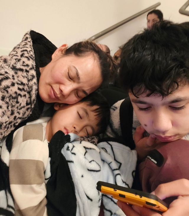  20 lần chạy xuống hầm trú ẩn, không có bữa ăn ngon  - Ảnh 1.