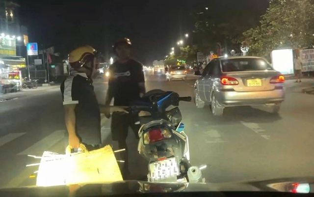 Lập biên bản xử phạt thanh niên chặn đầu xe taxi ở Tây Ninh - Ảnh 1.