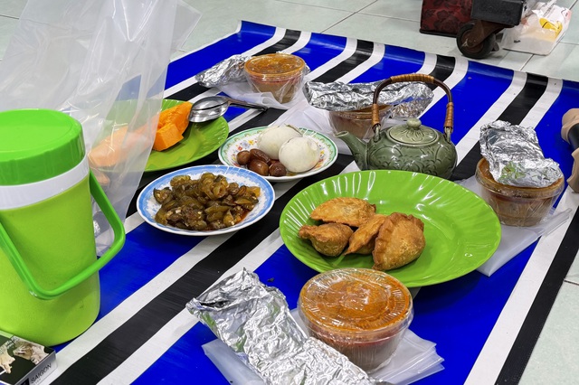 Sau 18 giờ 8 phút, người dân hẻm kiêng rượu bia, thịt heo ở TP.HCM ăn gì?- Ảnh 6.