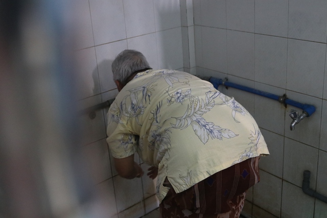 Sau 18 giờ 8 phút, người dân hẻm kiêng rượu bia, thịt heo ở TP.HCM ăn gì?- Ảnh 4.