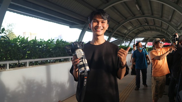 'Mặt trời trứng muối' mỗi chiều, thu hút nhiều người đi ngắm- Ảnh 1. 'Mặt trời trứng muối' mỗi chiều, thu hút nhiều người đi ngắm- Ảnh 1.