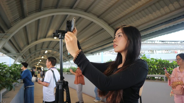 'Mặt trời trứng muối' mỗi chiều, thu hút nhiều người đi ngắm- Ảnh 2. 'Mặt trời trứng muối' mỗi chiều, thu hút nhiều người đi ngắm- Ảnh 2.