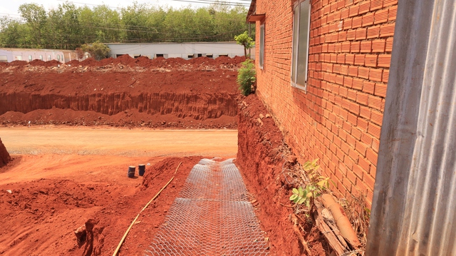 Hạ cốt nền đường ở Đồng Nai khiến nh&agrave; d&acirc;n ch&ecirc;nh v&ecirc;nh b&ecirc;n vực s&acirc;u nguy hiểm - Ảnh 4.