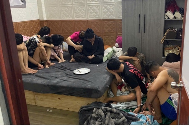 Cần Thơ: Bắt 5 nam, 5 nữ cùng sử dụng ma túy trong phòng ngủ - Ảnh 1.