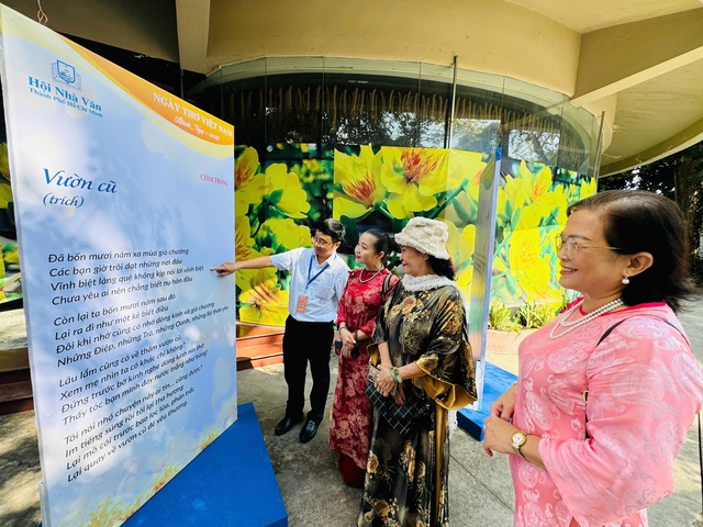 Phó chủ tịch UBND TP.HCM đánh trống khai hội Ngày thơ Việt Nam tại TP.HCM - Ảnh 7.