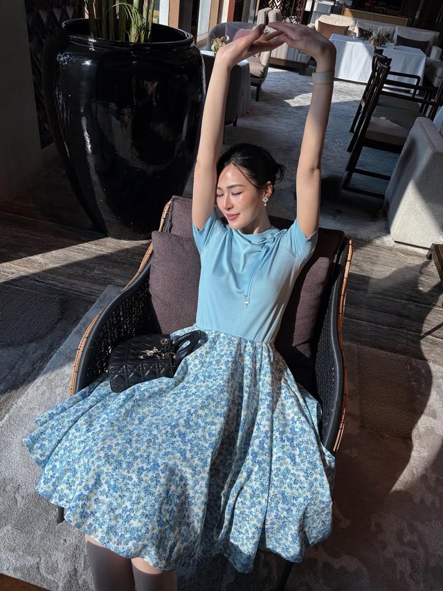 Váy hoa tạo nên bản sắc thời trang riêng của nàng - Ảnh 1.