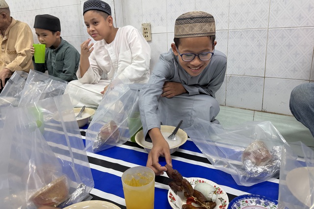 Sau 18 giờ 8 phút, người dân hẻm kiêng rượu bia, thịt heo ở TP.HCM ăn gì?- Ảnh 7.