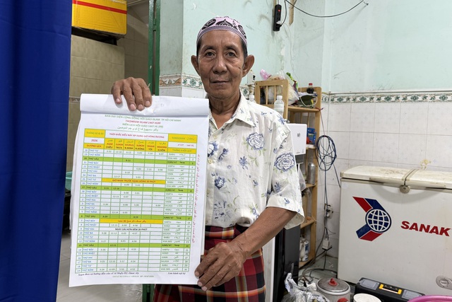 Sau 18 giờ 8 phút, người dân hẻm kiêng rượu bia, thịt heo ở TP.HCM ăn gì?- Ảnh 1.