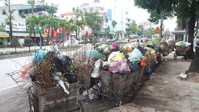 Khốn khổ sống cạnh bãi rác Đông Nam - Ảnh 1.