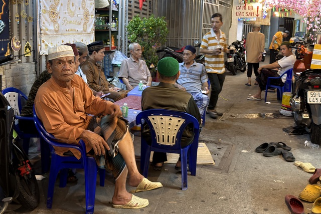 Sau 18 giờ 8 phút, người dân hẻm kiêng rượu bia, thịt heo ở TP.HCM ăn gì?- Ảnh 3.