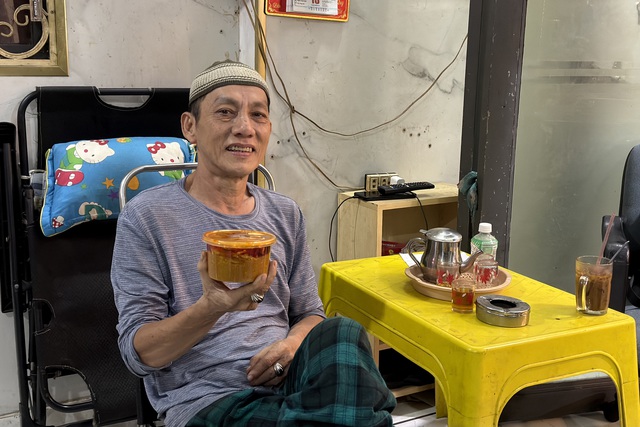 Sau 18 giờ 8 phút, người dân hẻm kiêng rượu bia, thịt heo ở TP.HCM ăn gì?- Ảnh 2.