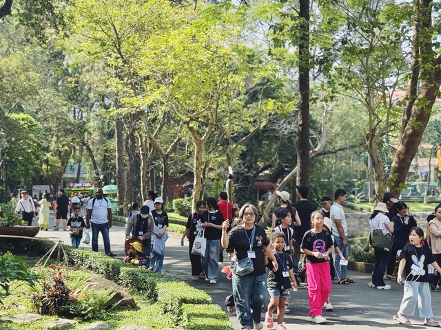 Khách mặc áo dài, đoàn viên... được mua vé cổng 40.000 đồng ở Thảo Cầm Viên - Ảnh 1.