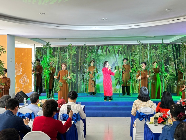 Phó chủ tịch UBND TP.HCM đánh trống khai hội Ngày thơ Việt Nam tại TP.HCM - Ảnh 4.