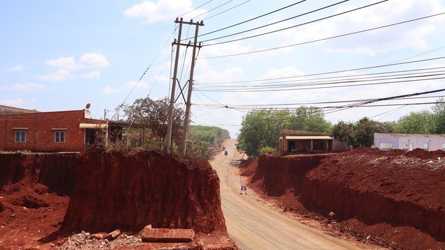 Hạ cốt nền đường ở Đồng Nai khiến nh&agrave; d&acirc;n ch&ecirc;nh v&ecirc;nh b&ecirc;n vực s&acirc;u nguy hiểm - Ảnh 3.