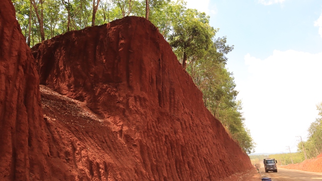 Hạ cốt nền đường ở Đồng Nai khiến nh&agrave; d&acirc;n ch&ecirc;nh v&ecirc;nh b&ecirc;n vực s&acirc;u nguy hiểm - Ảnh 1.