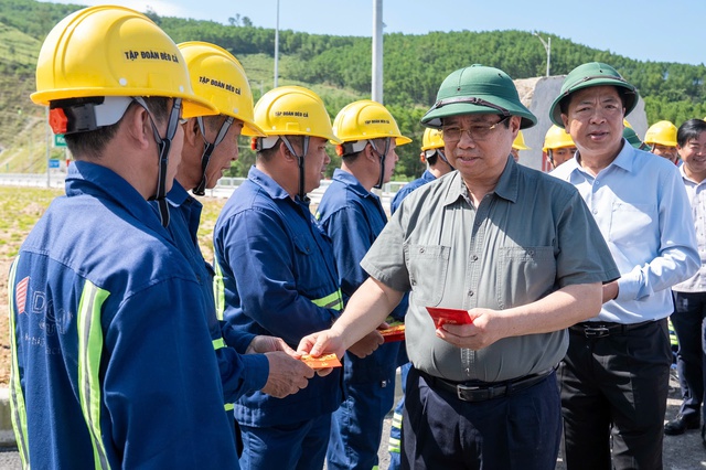 Thủ tướng Phạm Minh Chính thị sát cao tốc Quảng Ngãi - Hoài Nhơn - Ảnh 3.