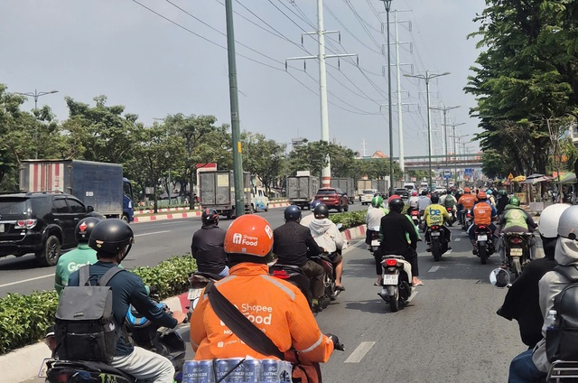 Mua về mặc có phạm luật?- Ảnh 1. Mua về mặc có phạm luật?- Ảnh 1.