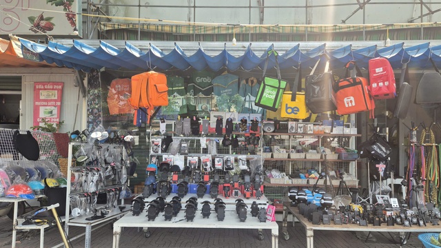 Mua về mặc có phạm luật?- Ảnh 7. Mua về mặc có phạm luật?- Ảnh 7.