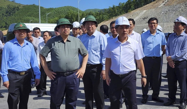 Thủ tướng Phạm Minh Chính thị sát cao tốc Quảng Ngãi - Hoài Nhơn - Ảnh 2.