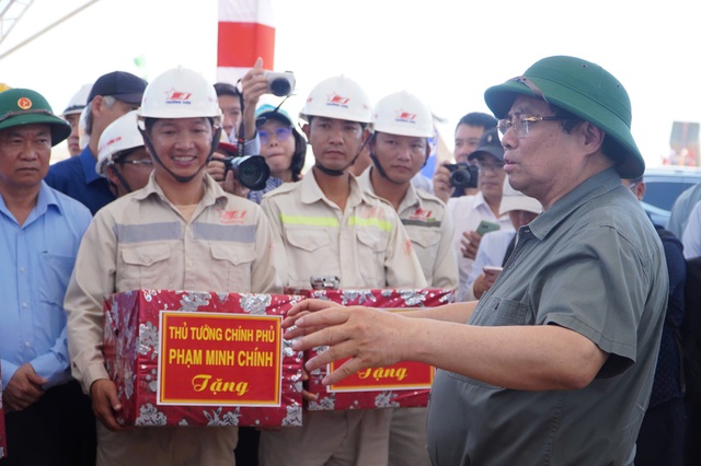 Thủ tướng Phạm Minh Chính kiểm tra tiến độ dự án mở rộng sân bay Phù Cát- Ảnh 4. Thủ tướng Phạm Minh Chính kiểm tra tiến độ dự án mở rộng sân bay Phù Cát- Ảnh 4.