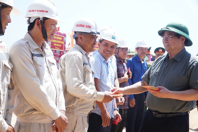 Thủ tướng Phạm Minh Chính kiểm tra tiến độ dự án mở rộng sân bay Phù Cát- Ảnh 3. Thủ tướng Phạm Minh Chính kiểm tra tiến độ dự án mở rộng sân bay Phù Cát- Ảnh 3.