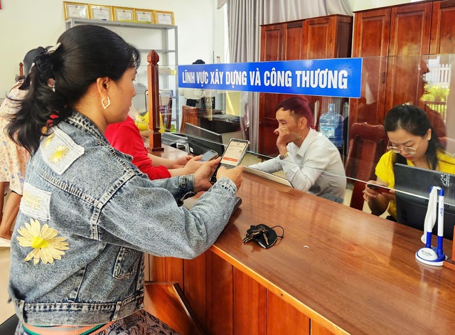 Đ&agrave; Nẵng:Hồ sơ trễ hẹn gần 3 tuần, c&aacute;n bộ c&ograve;n dặn d&acirc;n 'li&ecirc;n hệ chừng chừng' - Ảnh 1.