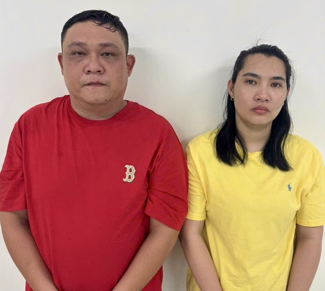 Vợ chồng mua bật lửa h&igrave;nh khẩu s&uacute;ng, giả danh c&ocirc;ng an để lừa đảo- Ảnh 1.