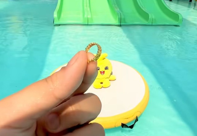 Nh&acirc;n vi&ecirc;n khu vui chơi nhặt b&ocirc;ng tai v&agrave;ng , t&igrave;m người đ&aacute;nh rơi tại B&igrave;nh T&acirc;n - Ảnh 1.