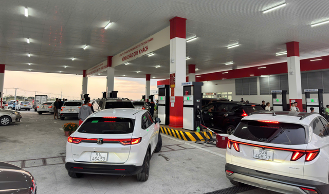 L&acirc;m Đồng: Xăng dầu tăng tới 40%, nh&agrave; xe t&iacute;nh tăng gi&aacute; vận chuyển- Ảnh 2.