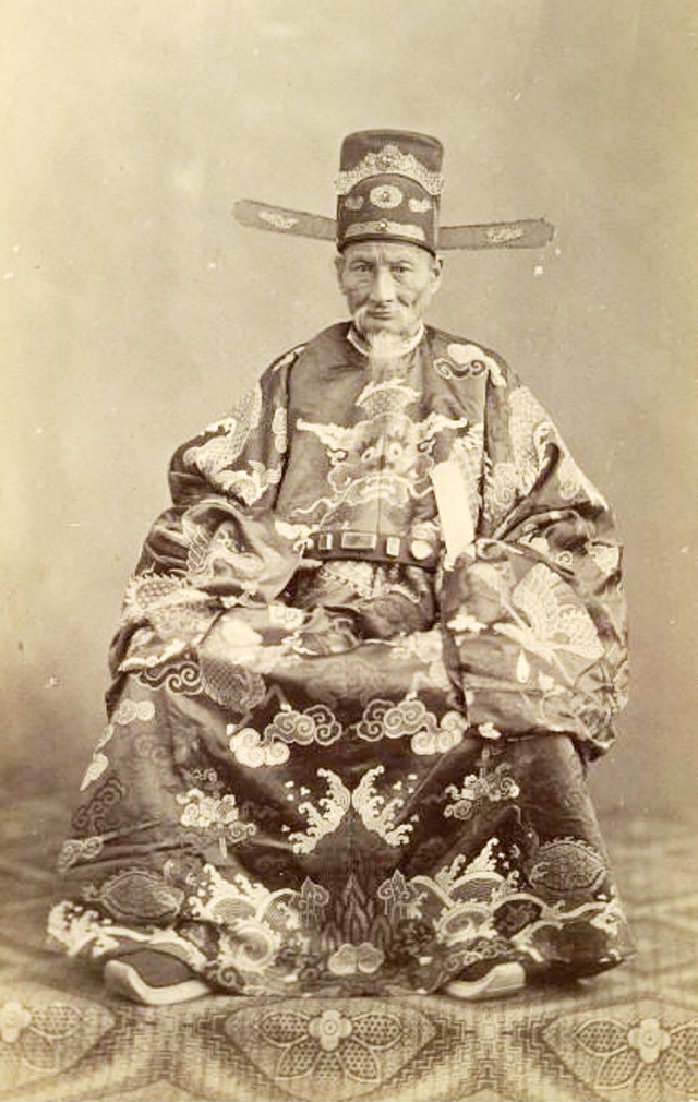 G&oacute;p nhặt t&igrave;m hiểu lịch sử Việt: Những gi&agrave;y v&ograve; của nh&agrave; vua- Ảnh 1.