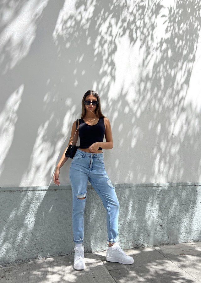 Quần jeans rách tái xuất, khi sự cũ kỹ trở nên thời thượng- Ảnh 3.