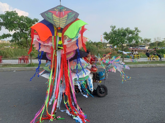 Chiều n&agrave;o cũng đ&ocirc;ng k&iacute;n: B&atilde;i đất gần cầu Ba Son th&agrave;nh 'thi&ecirc;n đường thả diều' - Ảnh 5.