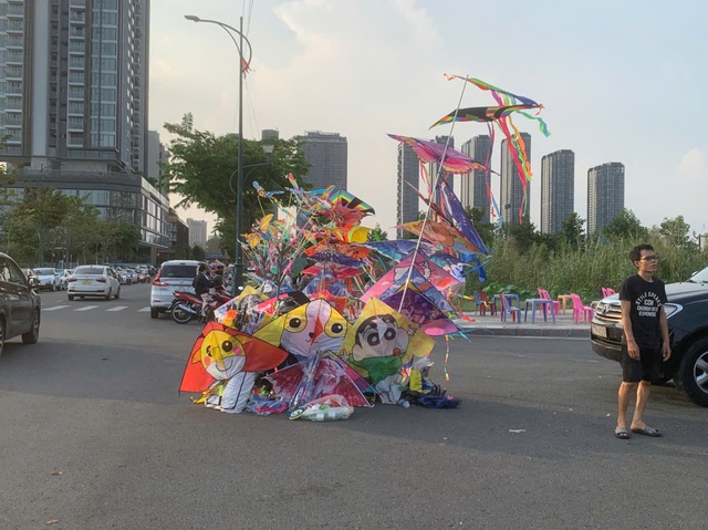 Chiều n&agrave;o cũng đ&ocirc;ng k&iacute;n: B&atilde;i đất gần cầu Ba Son th&agrave;nh 'thi&ecirc;n đường thả diều' - Ảnh 1.