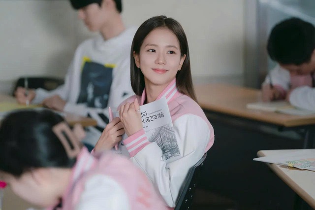 Jisoo (BlackPink) bị kh&aacute;n giả đồng loạt k&ecirc;u gọi 'đừng đ&oacute;ng phim nữa'  - Ảnh 3.