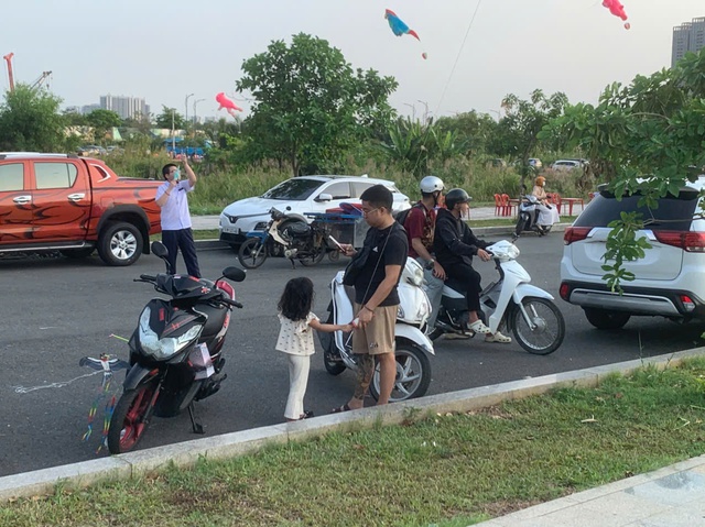 Chiều n&agrave;o cũng đ&ocirc;ng k&iacute;n: B&atilde;i đất gần cầu Ba Son th&agrave;nh 'thi&ecirc;n đường thả diều' - Ảnh 2.