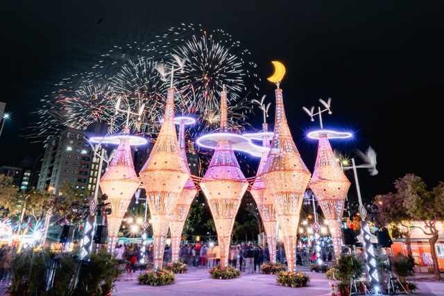 Áo dài, cờ Tổ quốc xuất hiện tại Lễ hội đèn lồng Gia Nghĩa, Đài Loan- Ảnh 1.