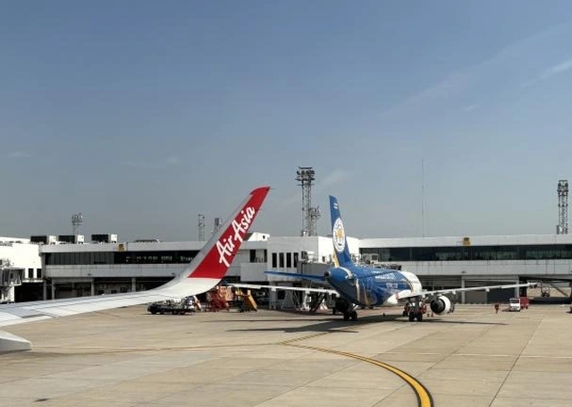 Chiến sự Trung Đ&ocirc;ng phủ b&oacute;ng đen l&ecirc;n h&agrave;ng kh&ocirc;ng ch&acirc;u &Aacute; - Ảnh 2.