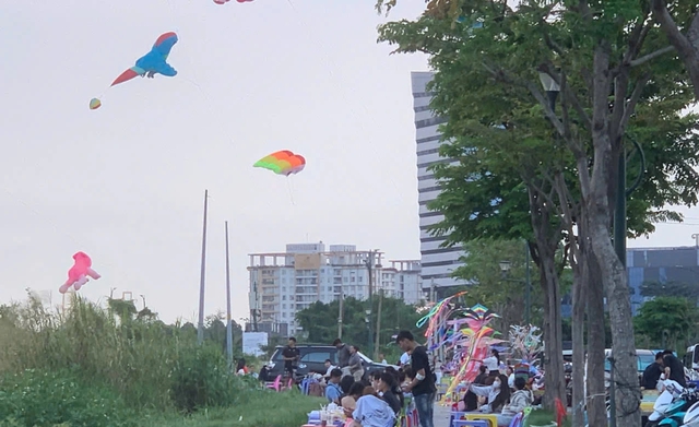 Chiều n&agrave;o cũng đ&ocirc;ng k&iacute;n: B&atilde;i đất gần cầu Ba Son th&agrave;nh 'thi&ecirc;n đường thả diều' - Ảnh 3.