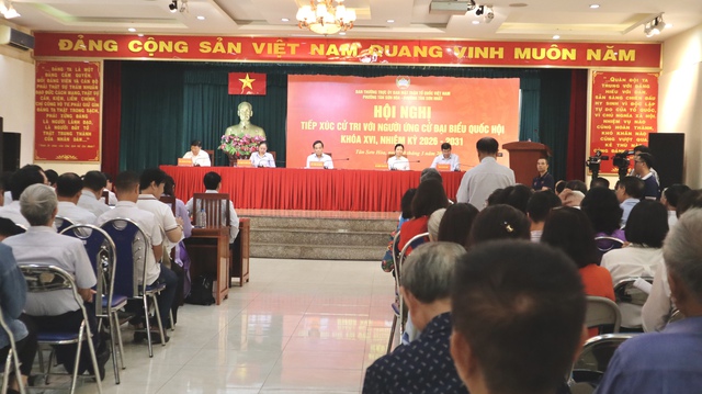 B&iacute; thư Th&agrave;nh ủy TP.HCM: Taxi, xe c&ocirc;ng nghệ quanh T&acirc;n Sơn Nhất cũng phải mưu sinh - Ảnh 1.