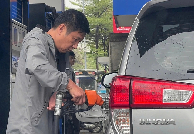 Gi&aacute; xăng dầu tăng mạnh từ 10.3, c&oacute; loại tăng 3.380 đồng/l&iacute;t- Ảnh 1.