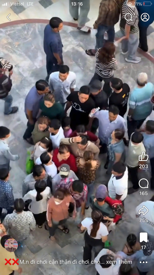 D&agrave;n cảnh giật d&acirc;y chuyền ở T&acirc;n Hu&ecirc; Vi&ecirc;n - Ảnh 1.