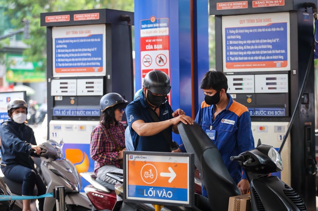 Gi&aacute; xăng dầu h&ocirc;m nay 18.3.2026: Trong nước sẽ được điều chỉnh thế n&agrave;o? - Ảnh 1.