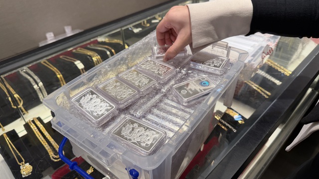 Gi&aacute; bạc tăng vọt l&ecirc;n s&aacute;t 92 triệu đồng/kg- Ảnh 1.