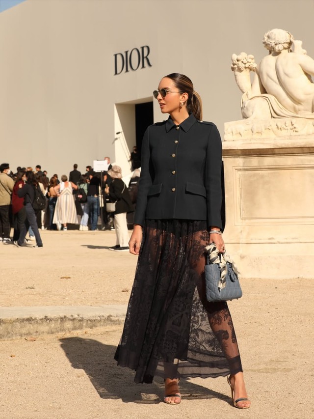 Thoải mái nhưng vẫn thanh lịch cùng bản phối giày và váy dài- Ảnh 7.