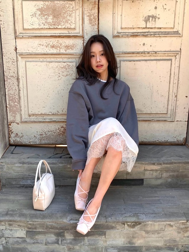 Thoải mái nhưng vẫn thanh lịch cùng bản phối giày và váy dài- Ảnh 1.