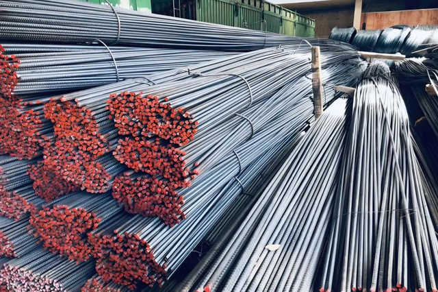 Gi&aacute; xăng dầu tăng, vật liệu x&acirc;y dựng leo thang, nh&agrave; xe d&egrave; dặt tăng cước- Ảnh 2.