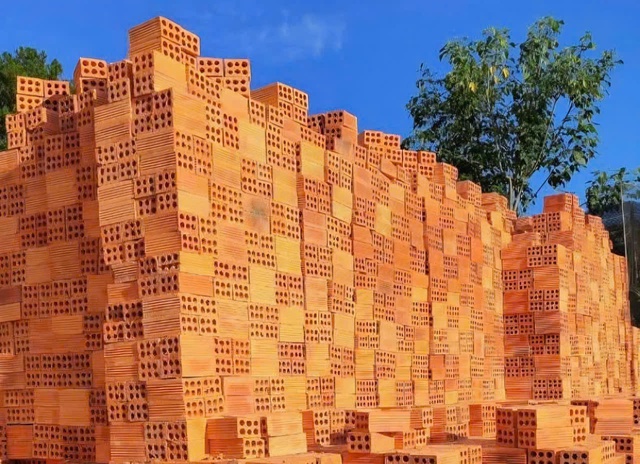 Gi&aacute; xăng dầu tăng, vật liệu x&acirc;y dựng leo thang, nh&agrave; xe d&egrave; dặt tăng cước- Ảnh 1.